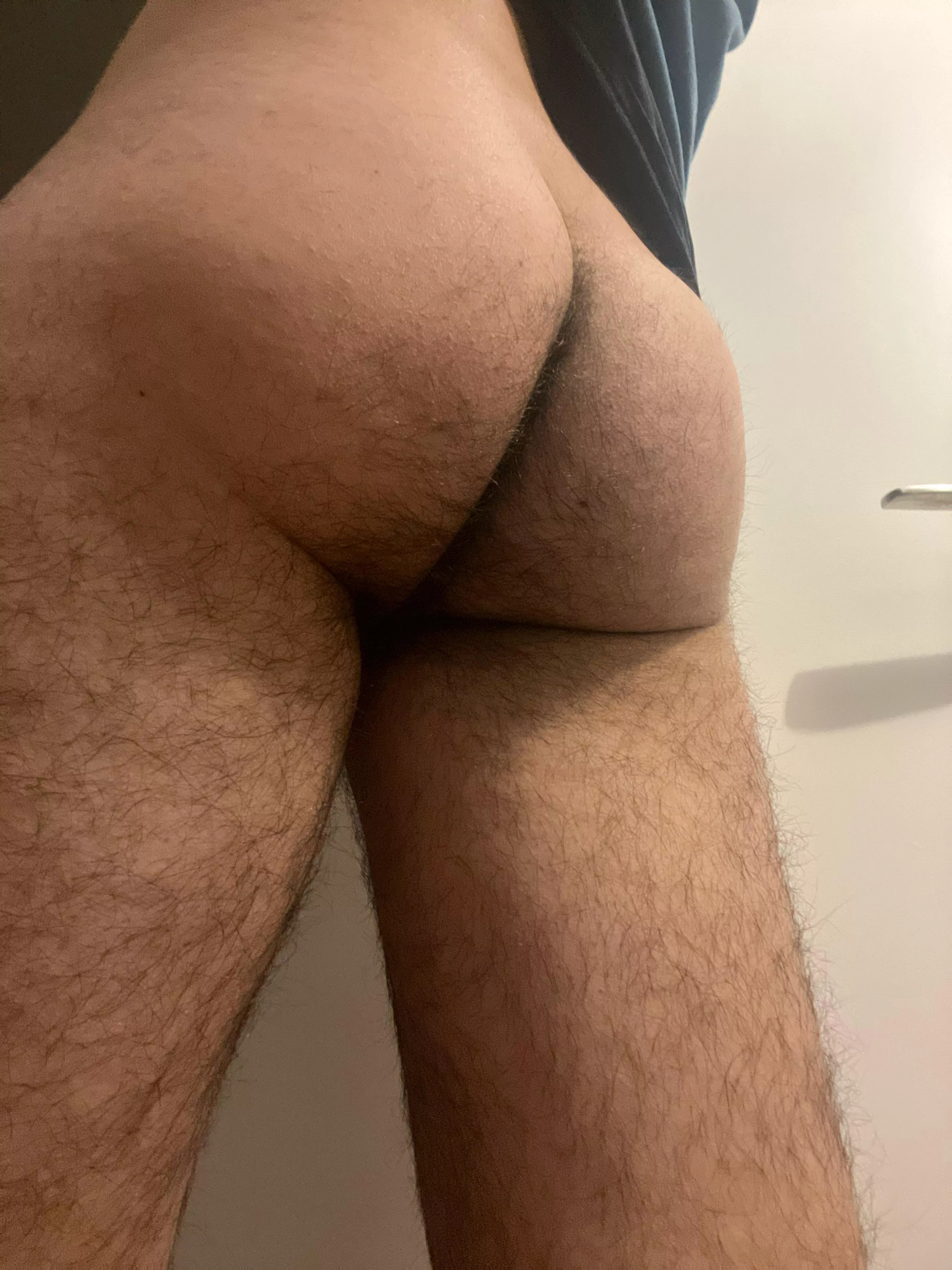 22 need hung who like this hairy ass posted by angeloruizz127