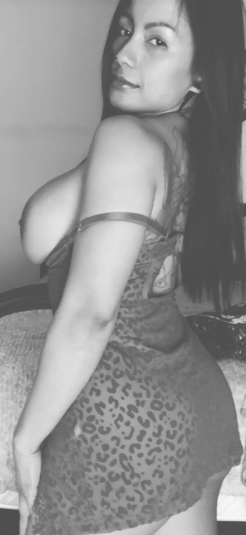 Cute MILF side boob posted by jezbaby11