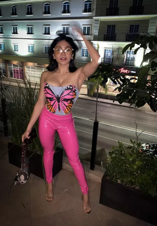 Does my heels match with my outfit? by NgocKearney