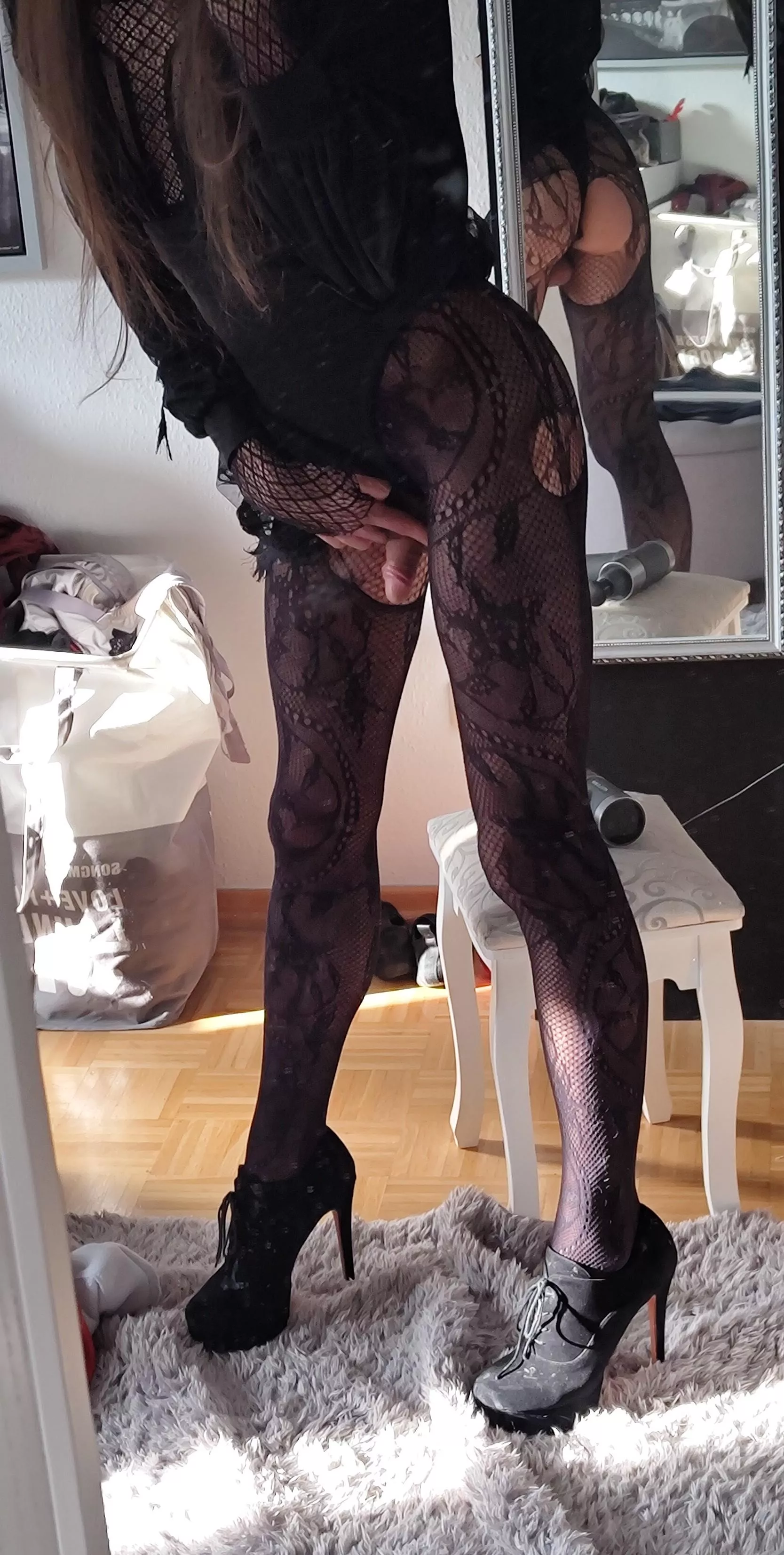 Girlfriend comes back in 2 hours and I'm edging the hole night without sleep. posted by justMiia