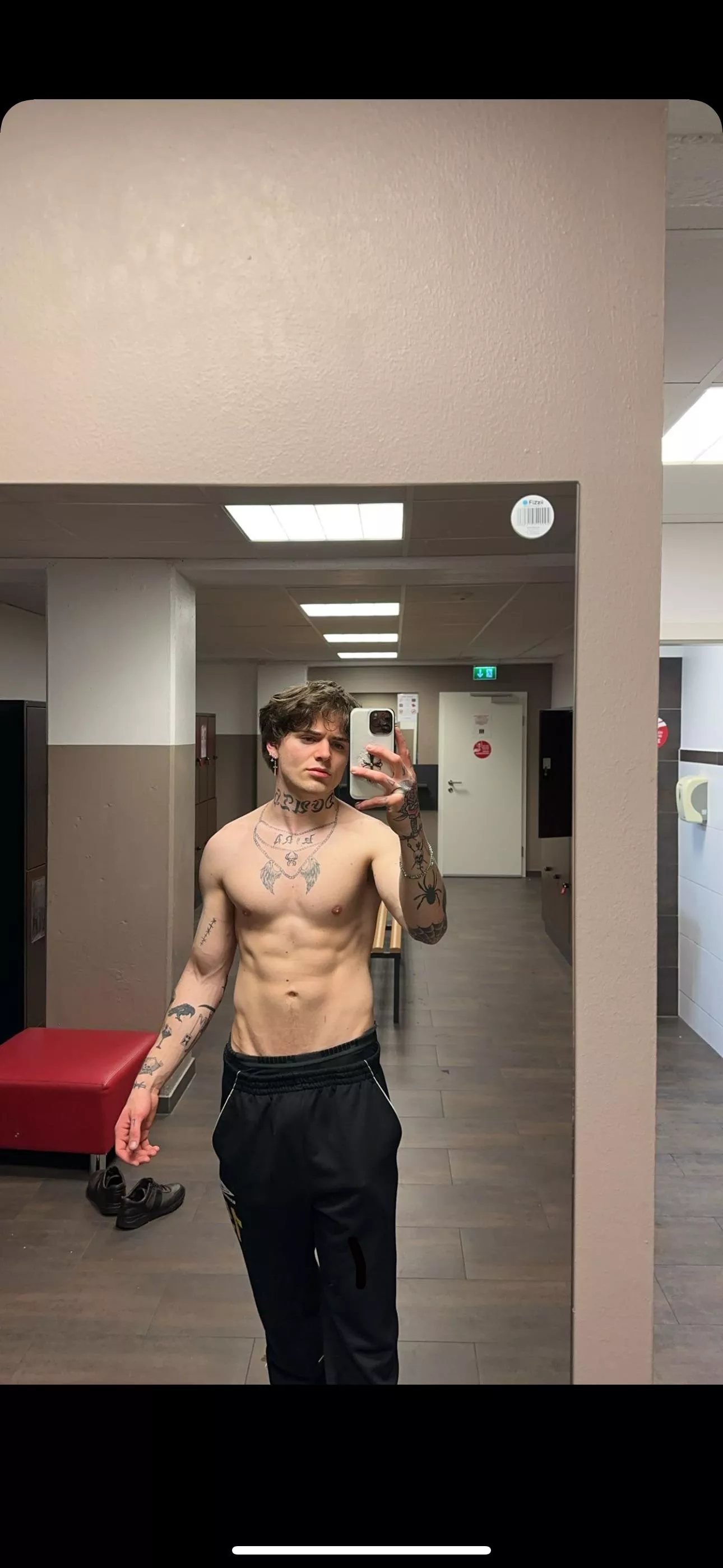 how do you like my v shape posted by imraezify