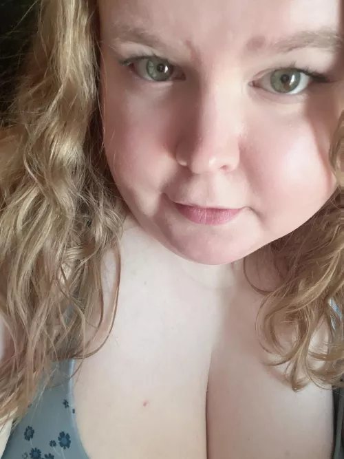 I’m so sleepy  by Lizzihart