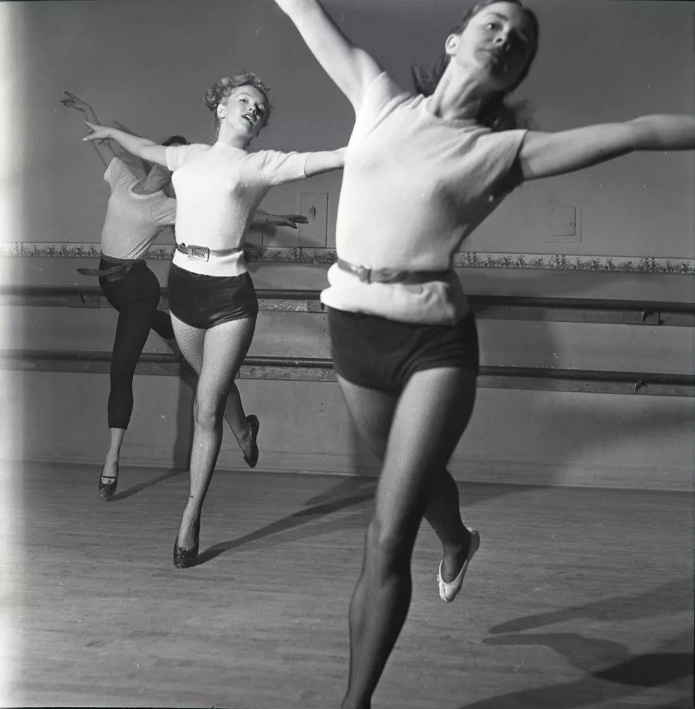 Marilyn Monroe, dance class, late 40's early 50's  posted by MugPuntertoo