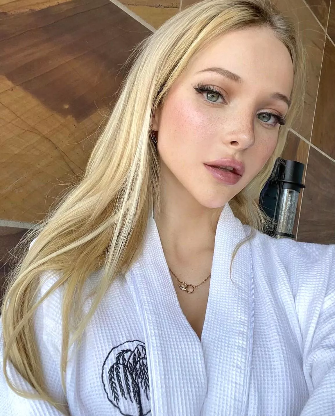 Natalie Levin posted by qwer5r