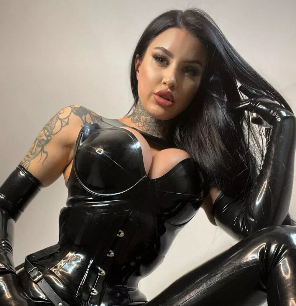 The fuck doll with a perfect figure posted by starklyFeign