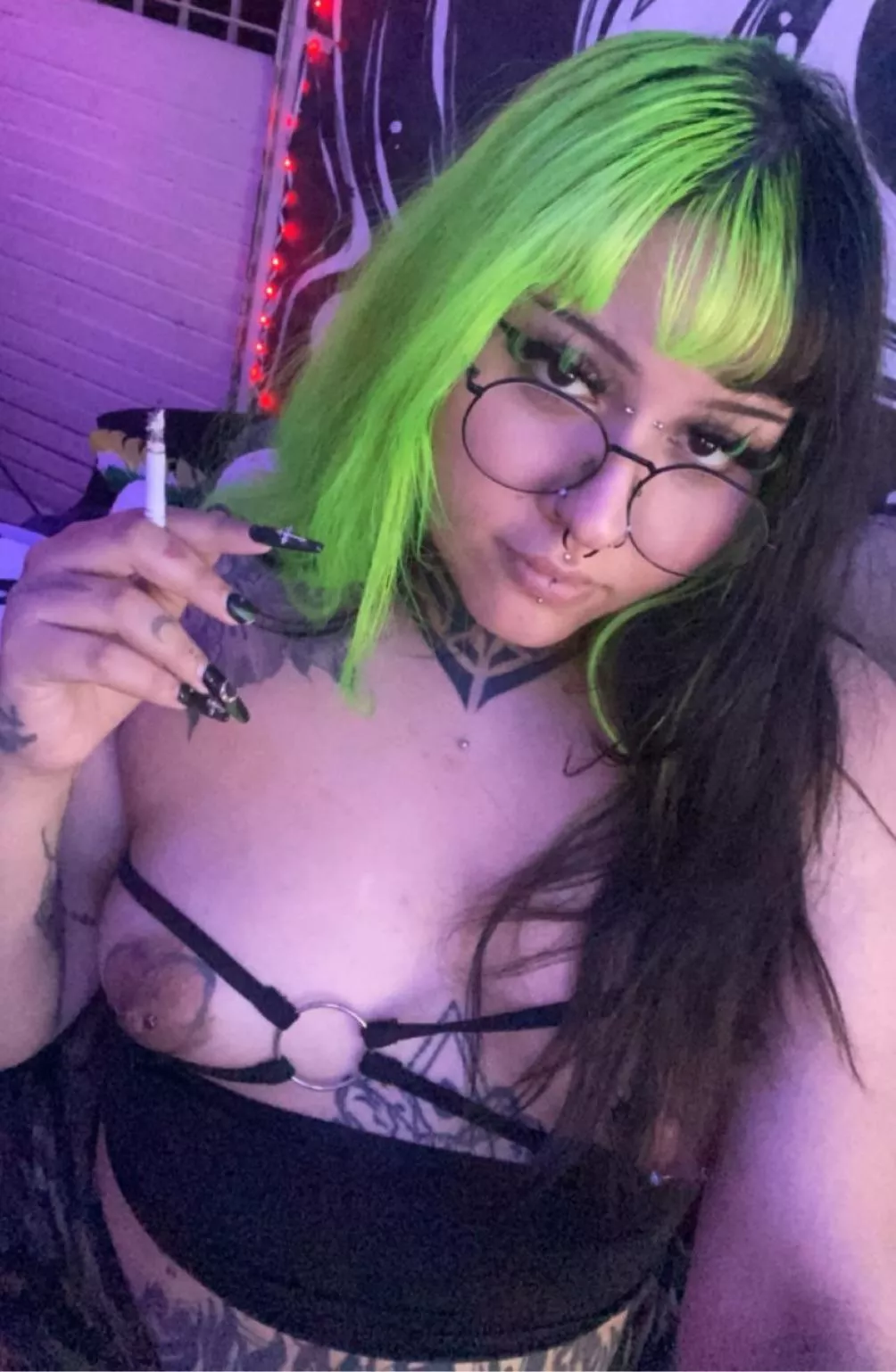 Would you smoke with me and play with my Tits? posted by babyxbluntz
