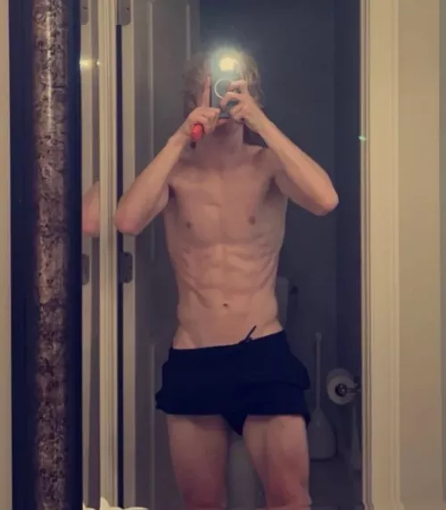 24 m usa. Fit hung jock. Looking to cum on live. No one over 30!! Amos: austin20248010 by Alternative_Soup_674