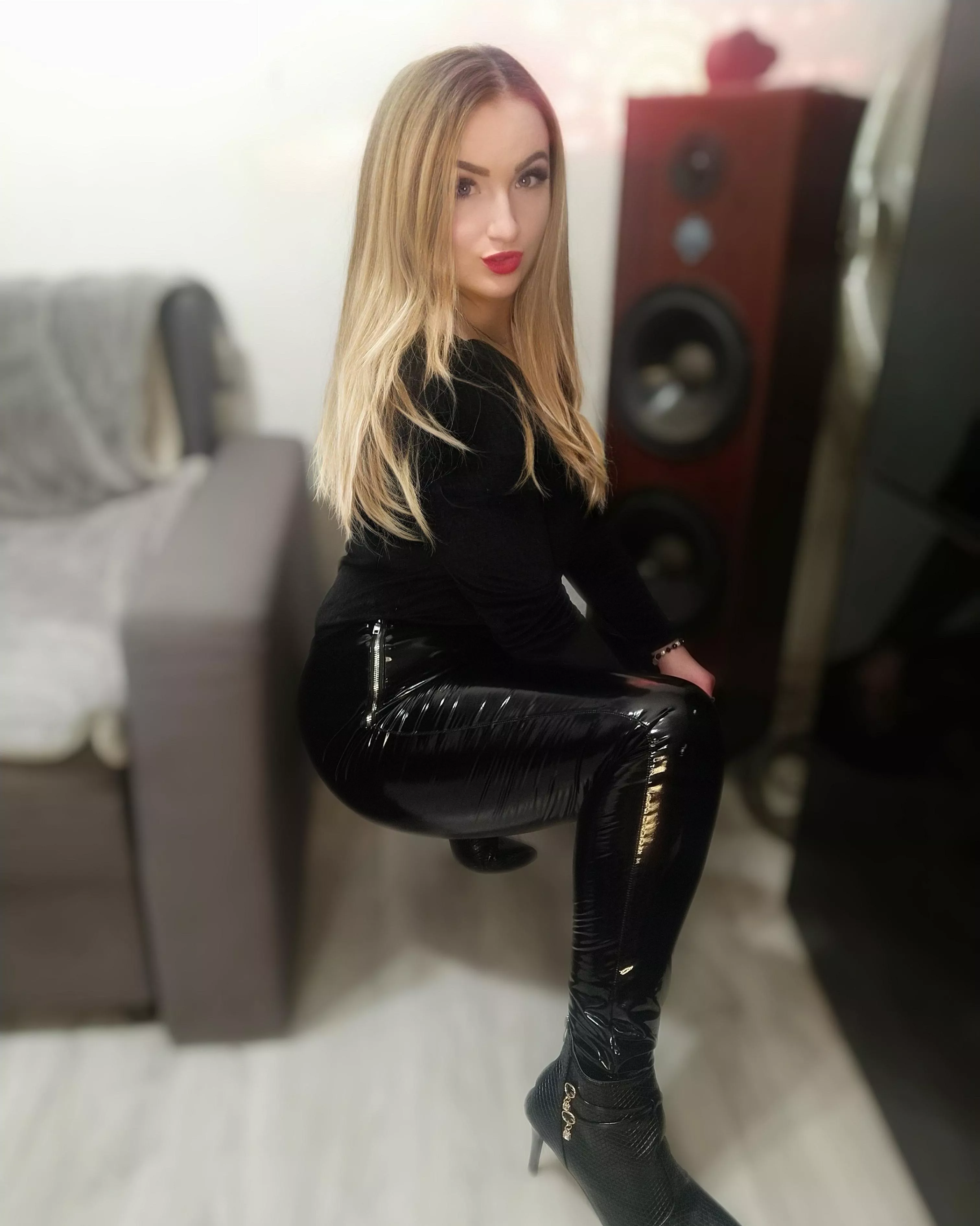 Am I your queen? posted by MonicaNylon