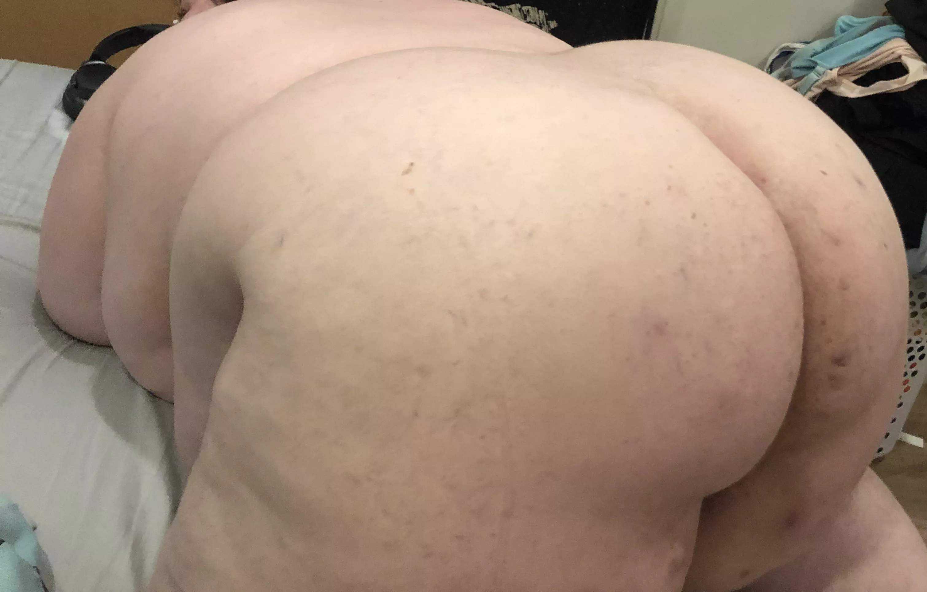 Facesitting anyone?  posted by Theholeyghost69