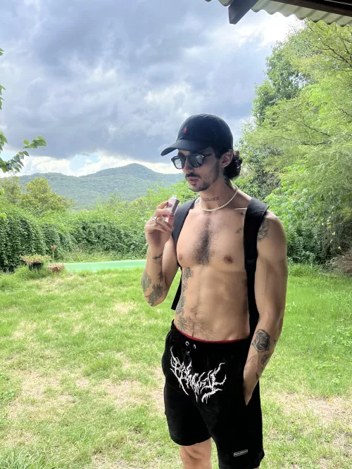 If u want some nudes just say “hi” :) by fffffrancis