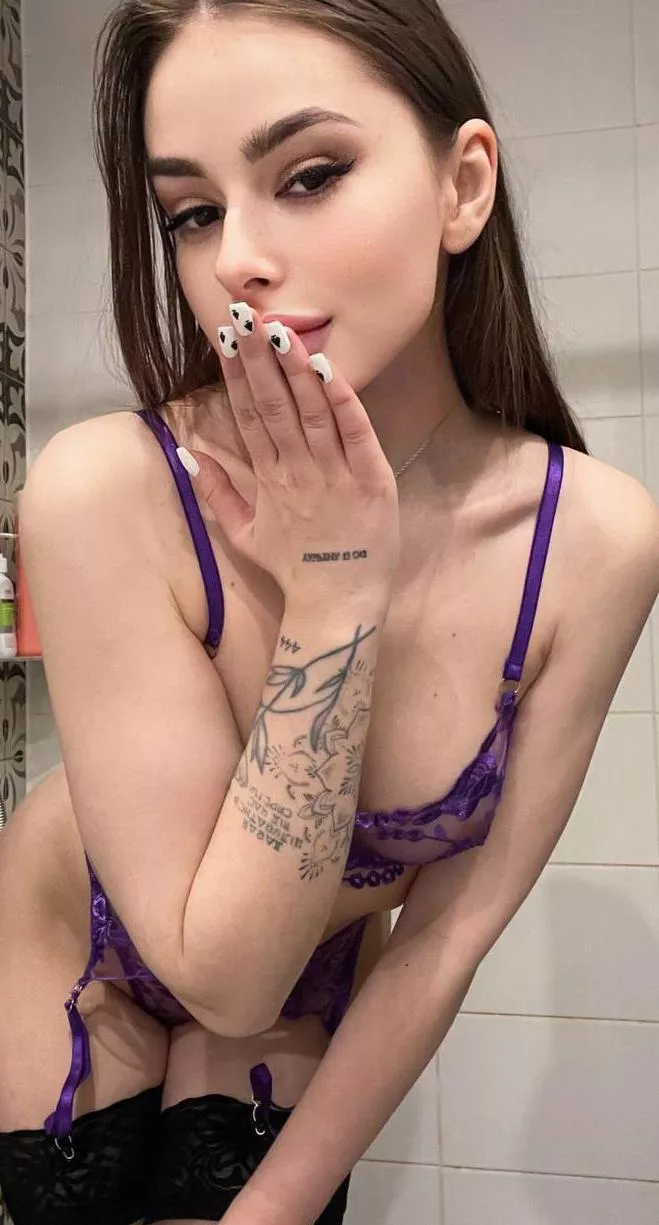 I’ve always been told I could hand model, what do you think? posted by Existing-Arachnid-92