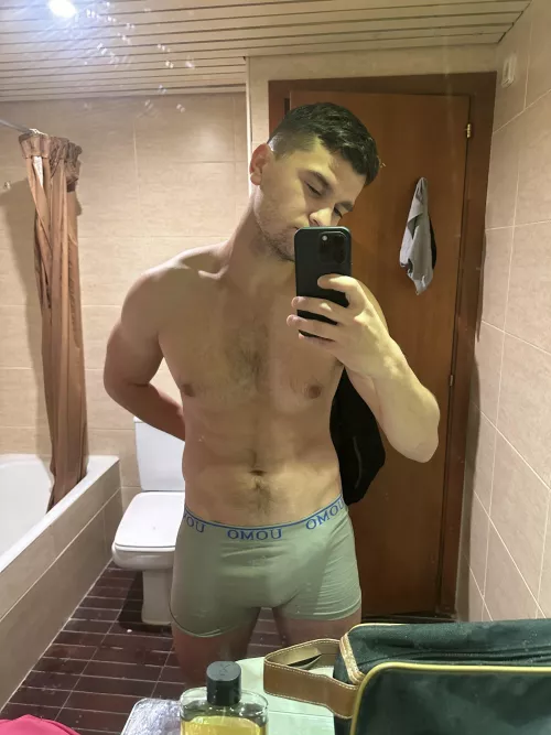 Nothing to see🔥 by Isiwak