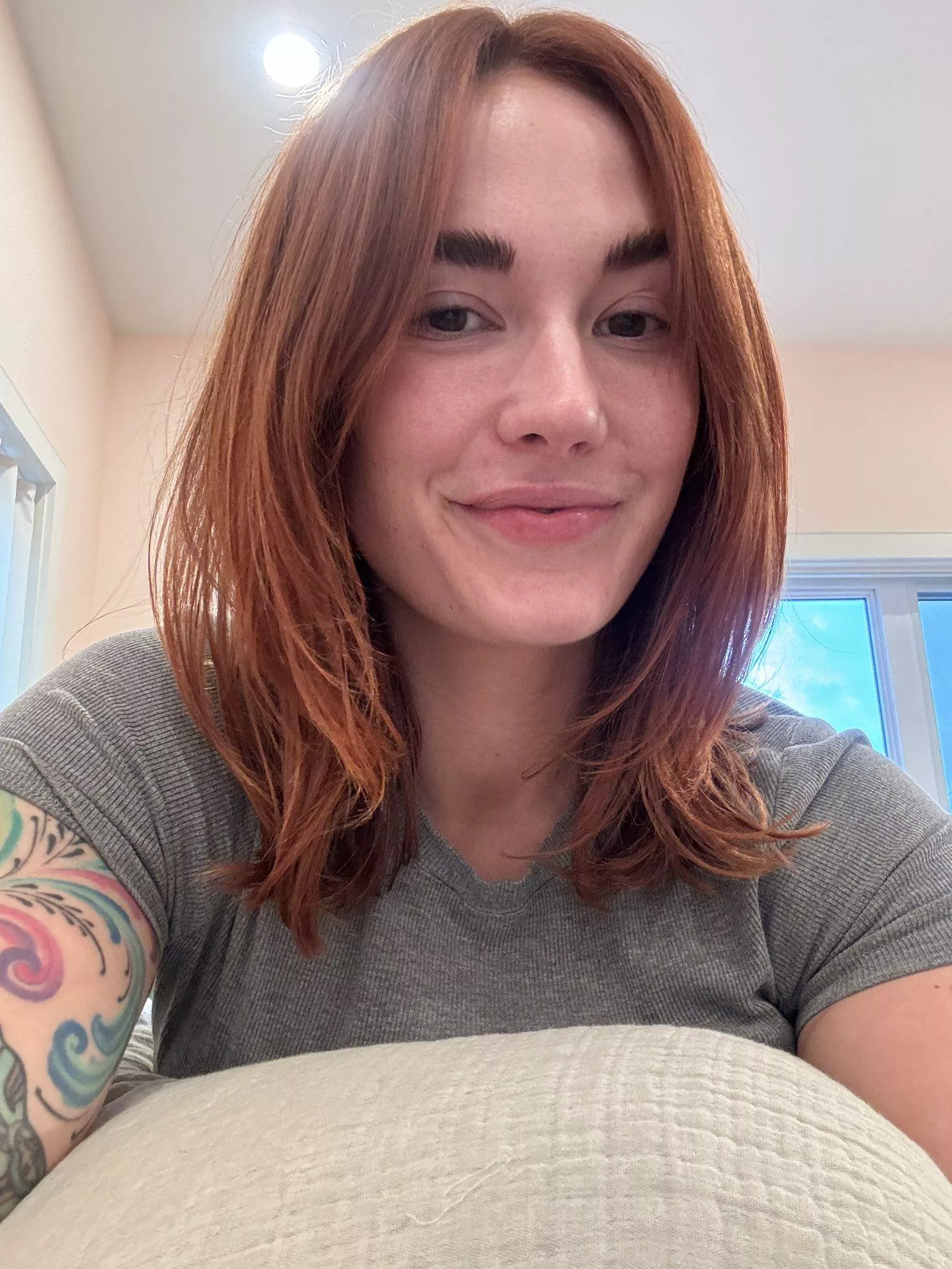Some of you like my natural face, a little no make-up Siri to end your week ❤️ posted by defnotsiri