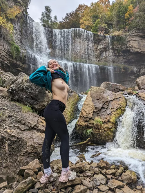 There were people up on the cliff lol by ReadingAdmirable2784