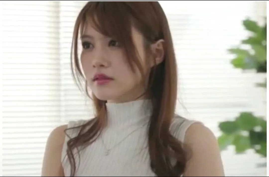 Who is she? posted by EfficientTomatillo23