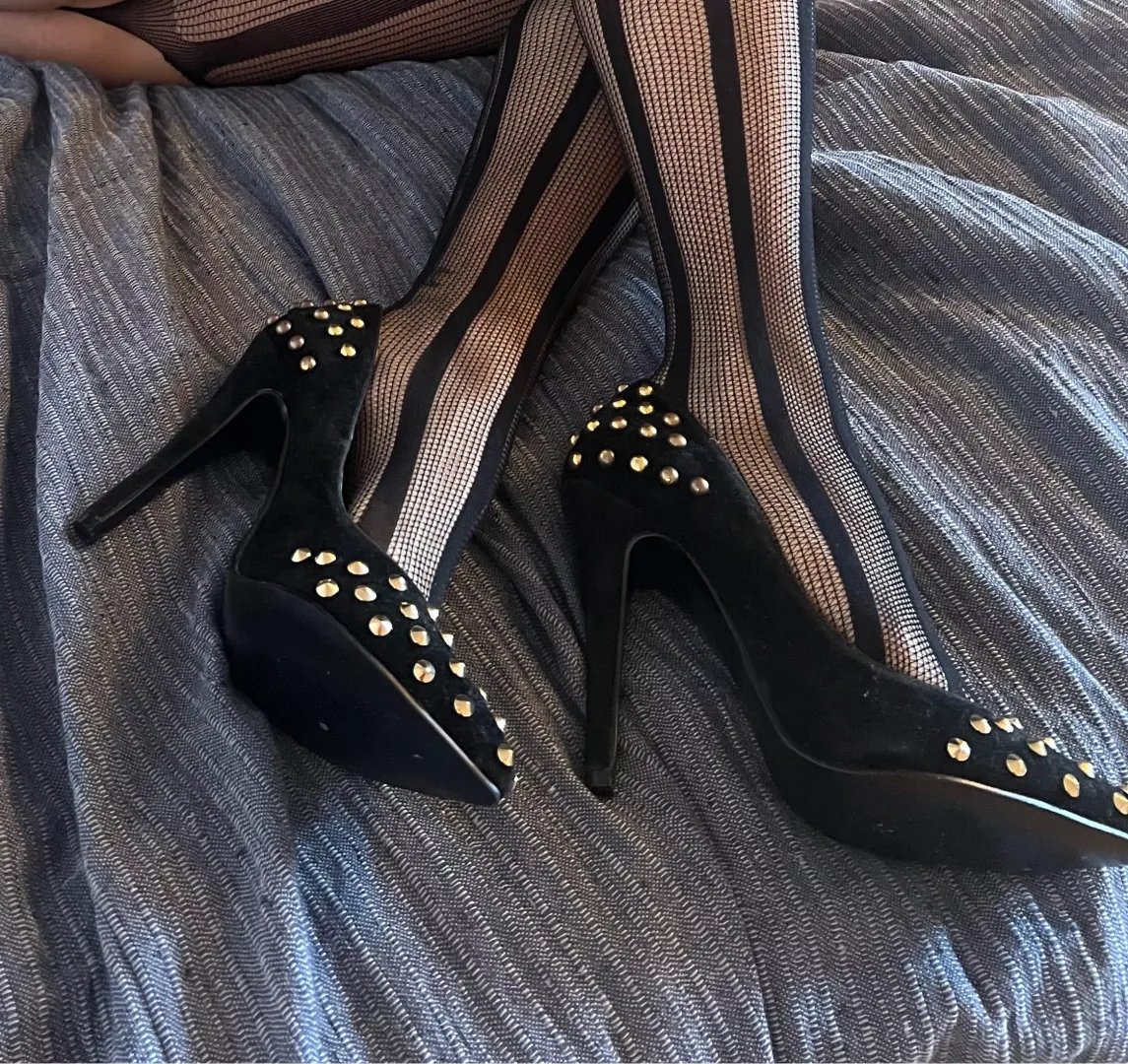 I know how weak these heels make you by spicydisaster123