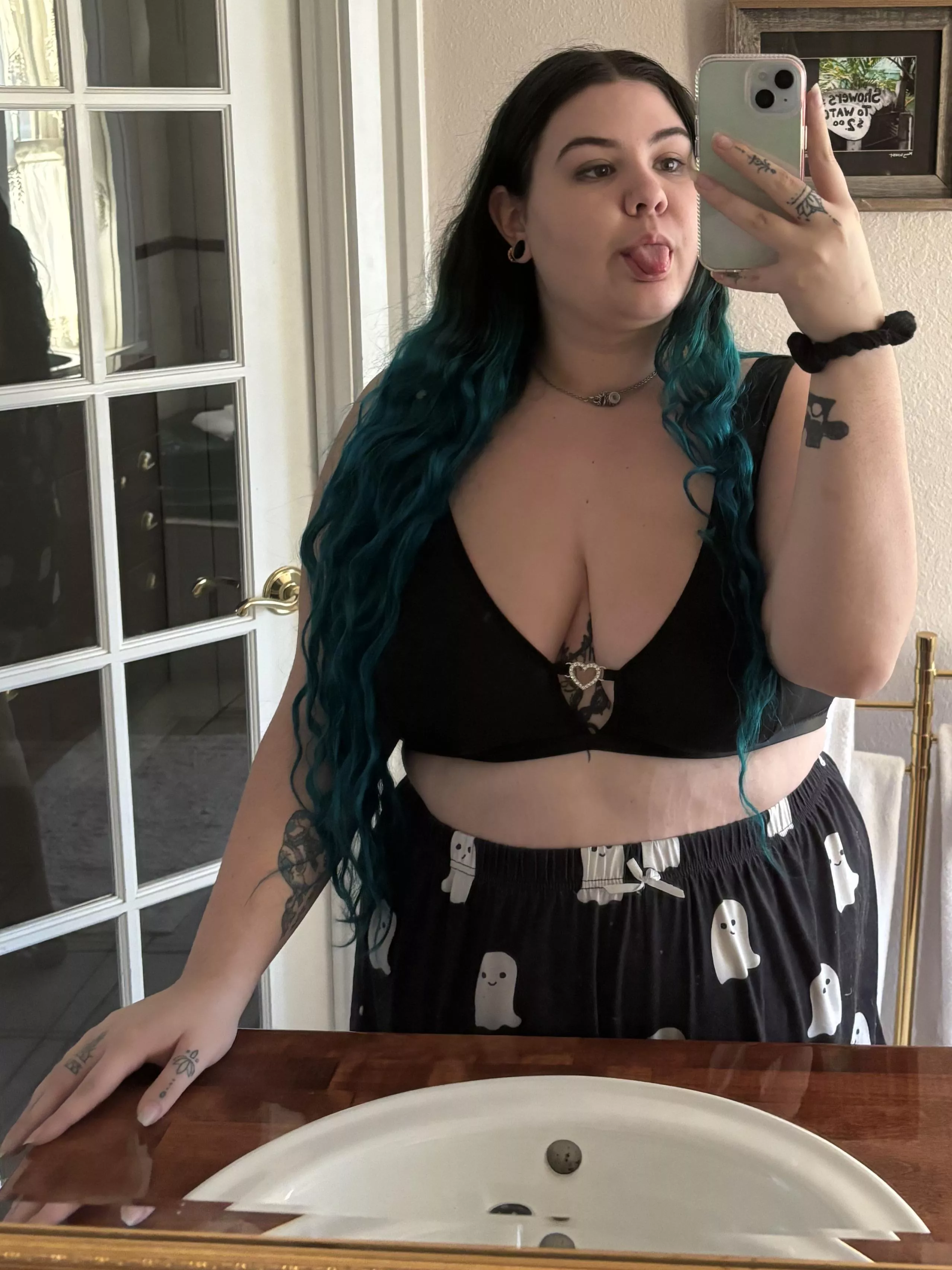 Pj’s and bed head for the win 🥰 posted by DavinaWantsIt