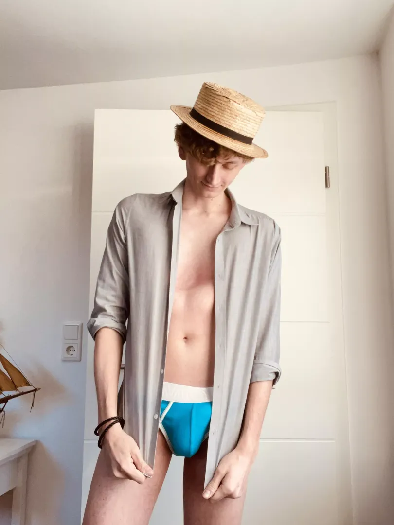 When the sun gets out, the pants come off ☀️ posted by jasperly97