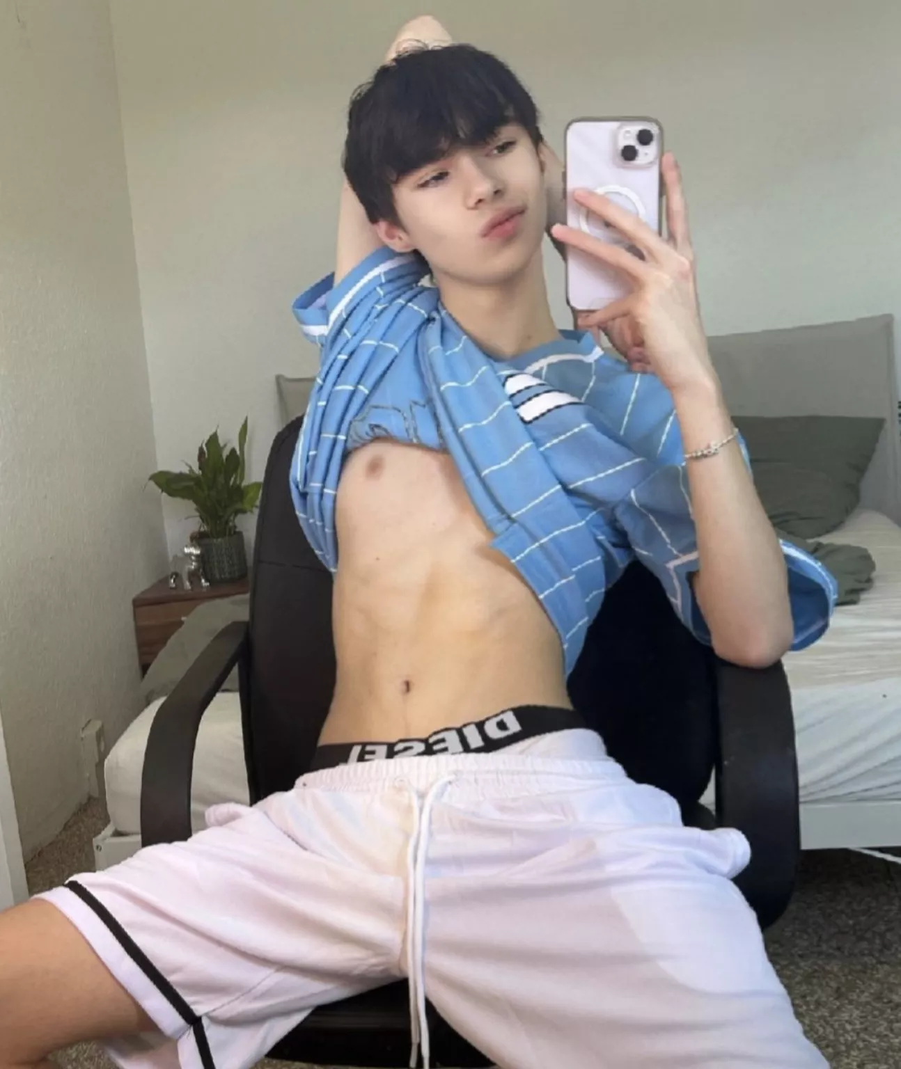 19' 125lbs surfer boy hii who are you? :3 posted by Strange-Teach1255