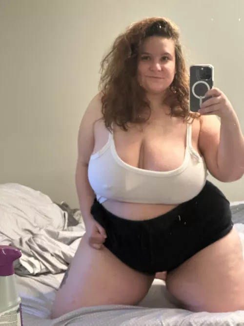 A dirty mirror selfie for ya by NeedSnacksNow11