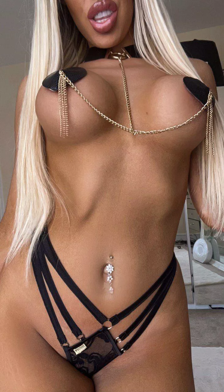 Big bimbo tits fit well on a tiny frame posted by Giadmkj