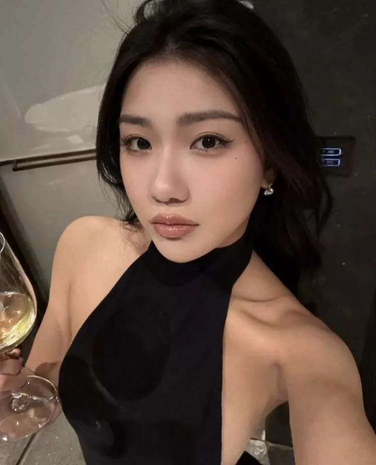 do u think she’s pretty?  posted by devilndaisies