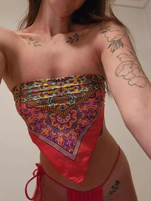 Do you like my improvised top? by Volcanika_