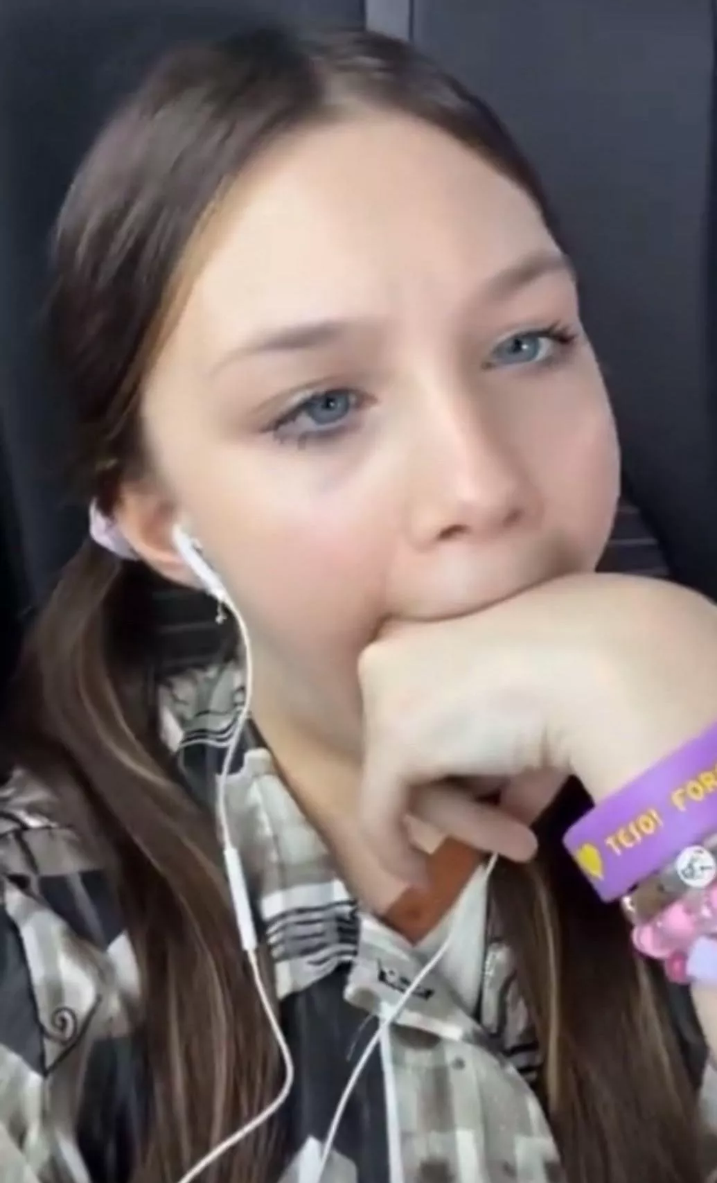 I saw this on twitter awhile ago but I accidentally deleted the video I had of it and just can’t find it it (it was like 20 seconds long) posted by Sweaty-Concert-5057