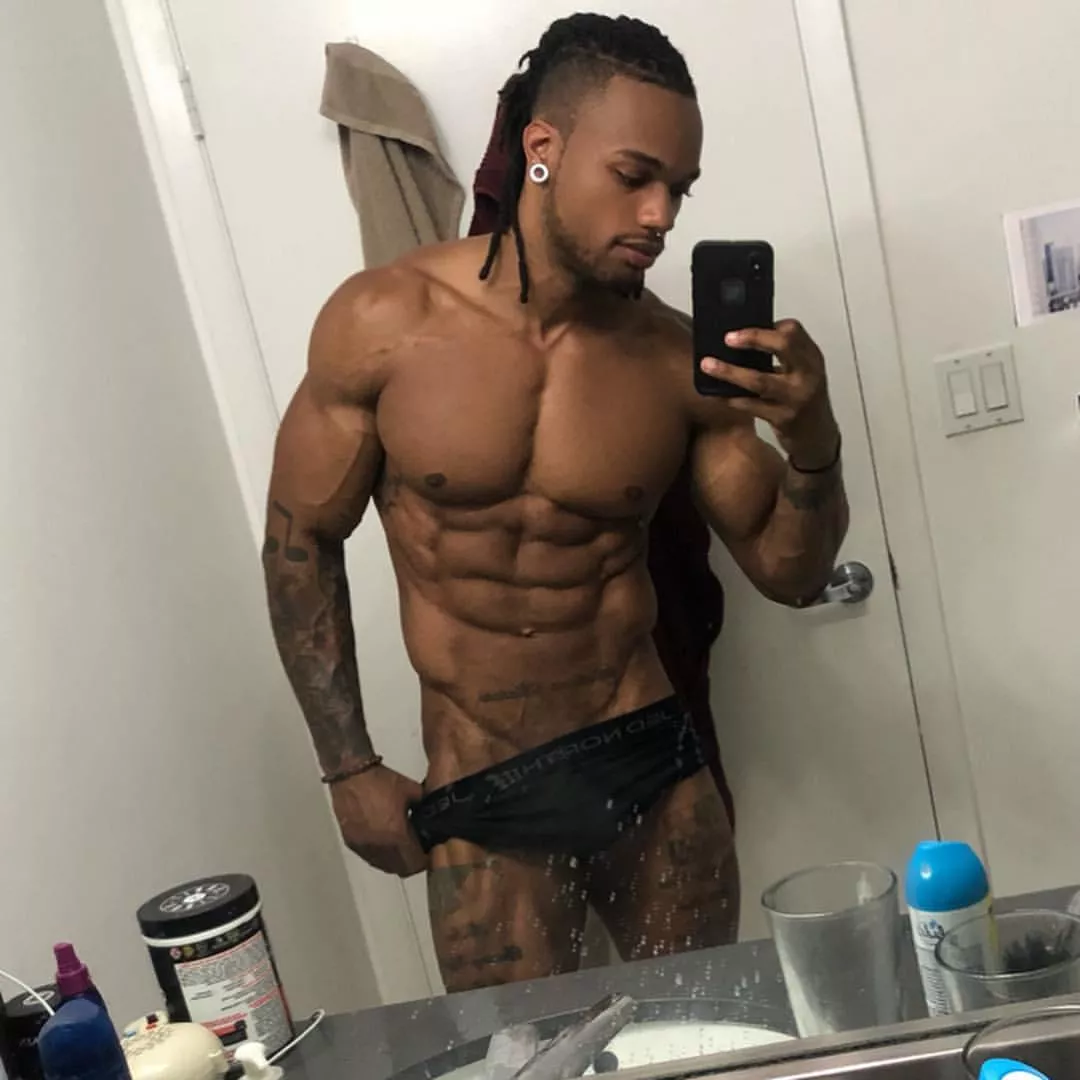 M27 - bored, someone DM me and say hello 😏👋🏾 posted by tjackson_97