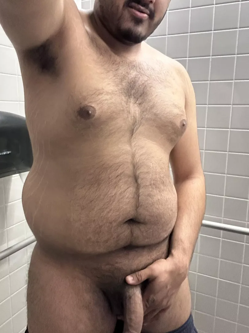 [21] whenever I can’t focus in class, I go to the bathroom and show off for yall ;) DMs open by barelyobvious20