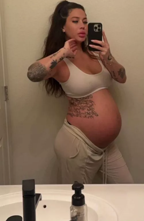 Does this belly turn you on? by pregnant_bea