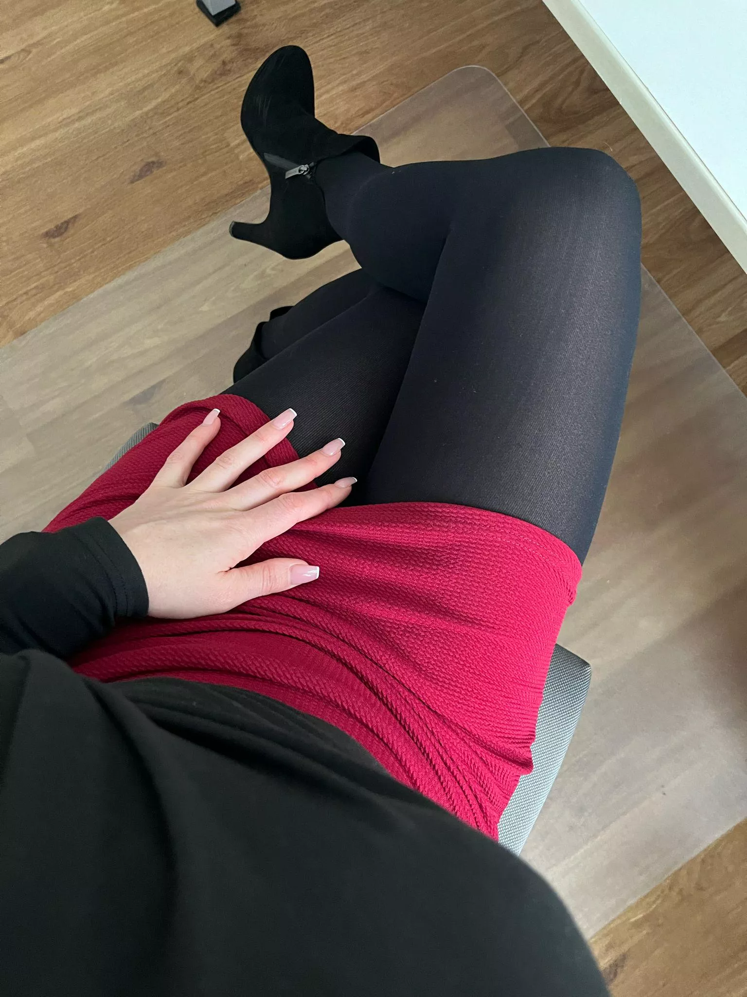 Good morning my dears, I'm busy for you again 😏 posted by Nylon_n_Heels