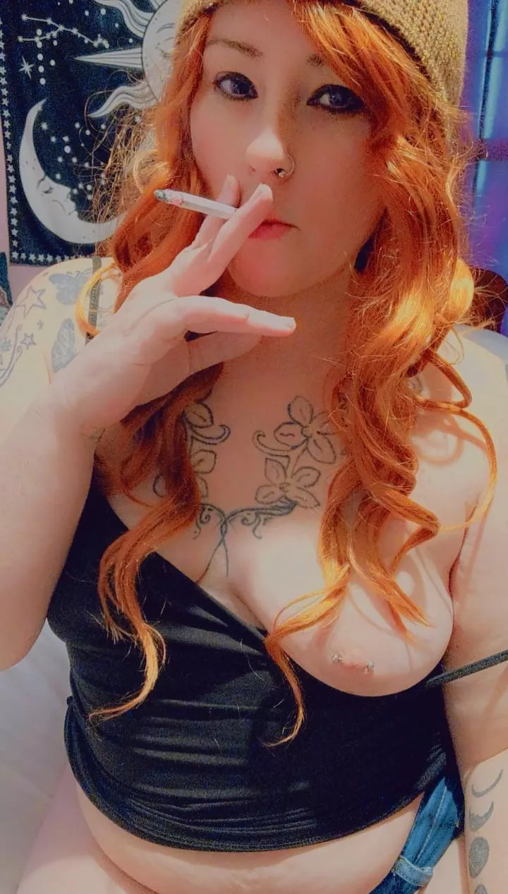 Milf Edition smoking  posted by Milfsnax