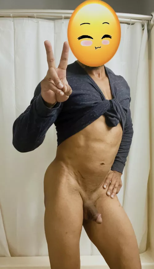 Muscle bottom new here! 👋🏽 40 years old, Northern VA, 5’10. Into kissing, cock worship, etc. by Liftin_big