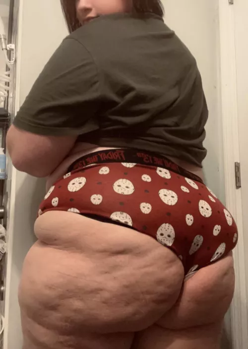 Scary movies and chill..? by mmunch333