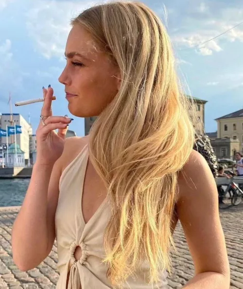 Blonde about to drag 🤤 by Overall_Medicine9686