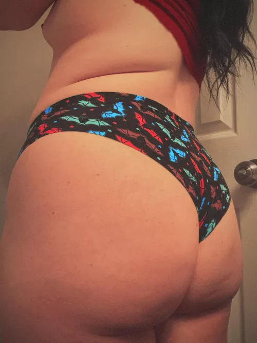 Bottom heavy  by spookyspicypisces