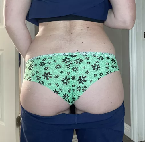 (F) Rockin this peach in some sexy scrubs by 3fourplus3fivexo
