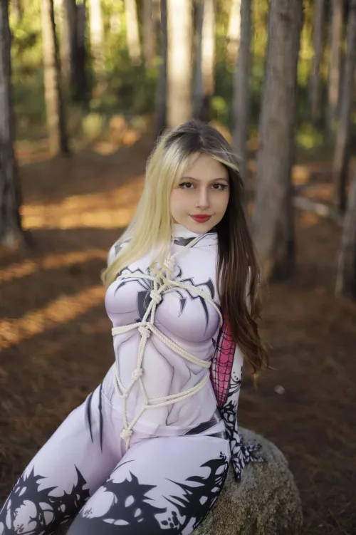 Gwen? There’s something different 👀 by viamms