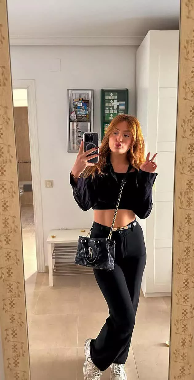 I think a complete black outfit is a good contrast to my hair posted by gloriasilk