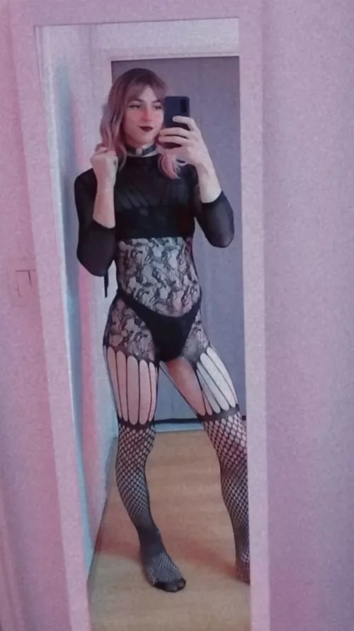 Maybe I'm trying to be goth, maybe I'm trying to be yours  by ElRogerinho