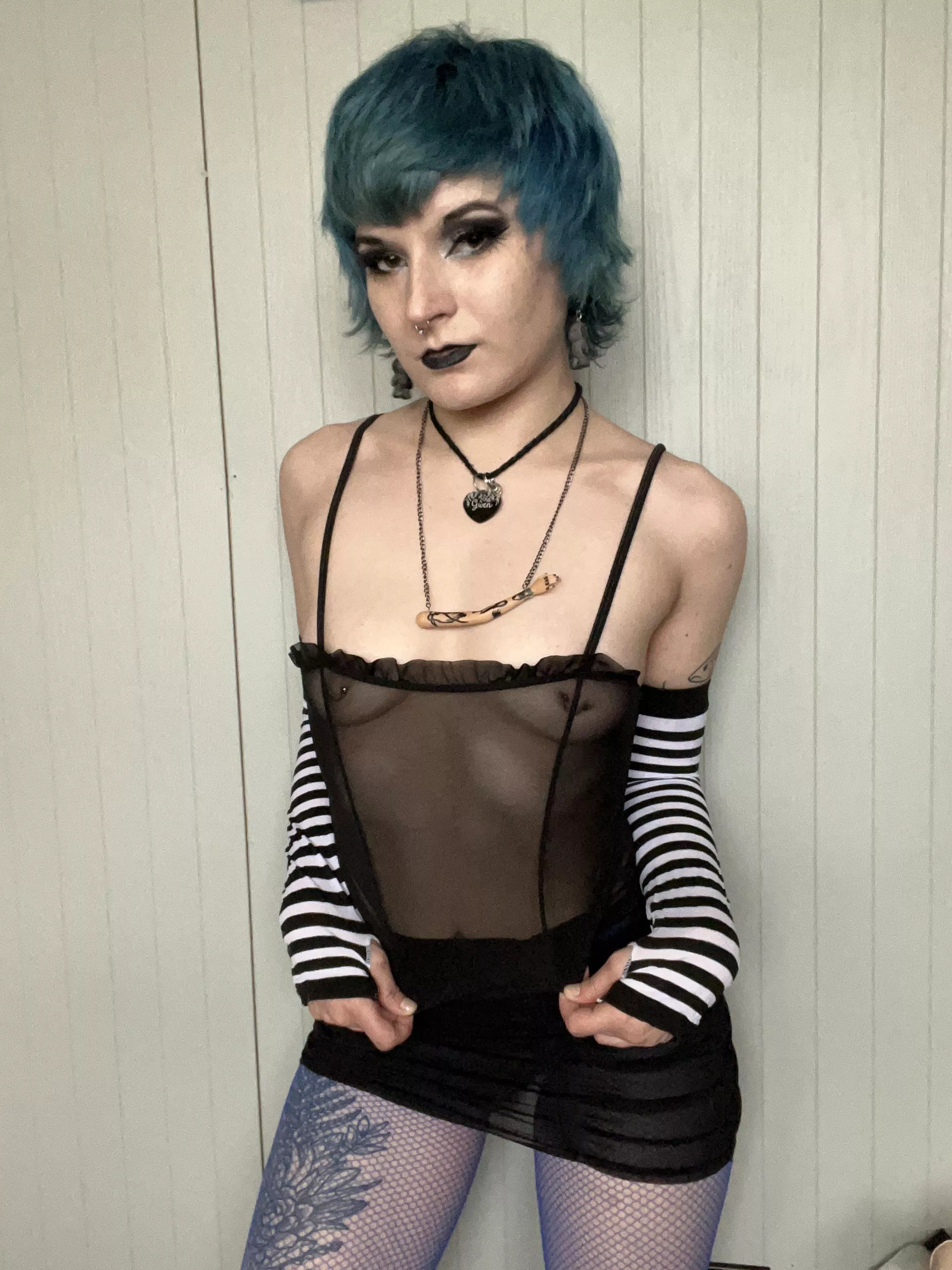 Short hair and small tits. I think it’s a great combo. ✨ posted by desirebeedesirego