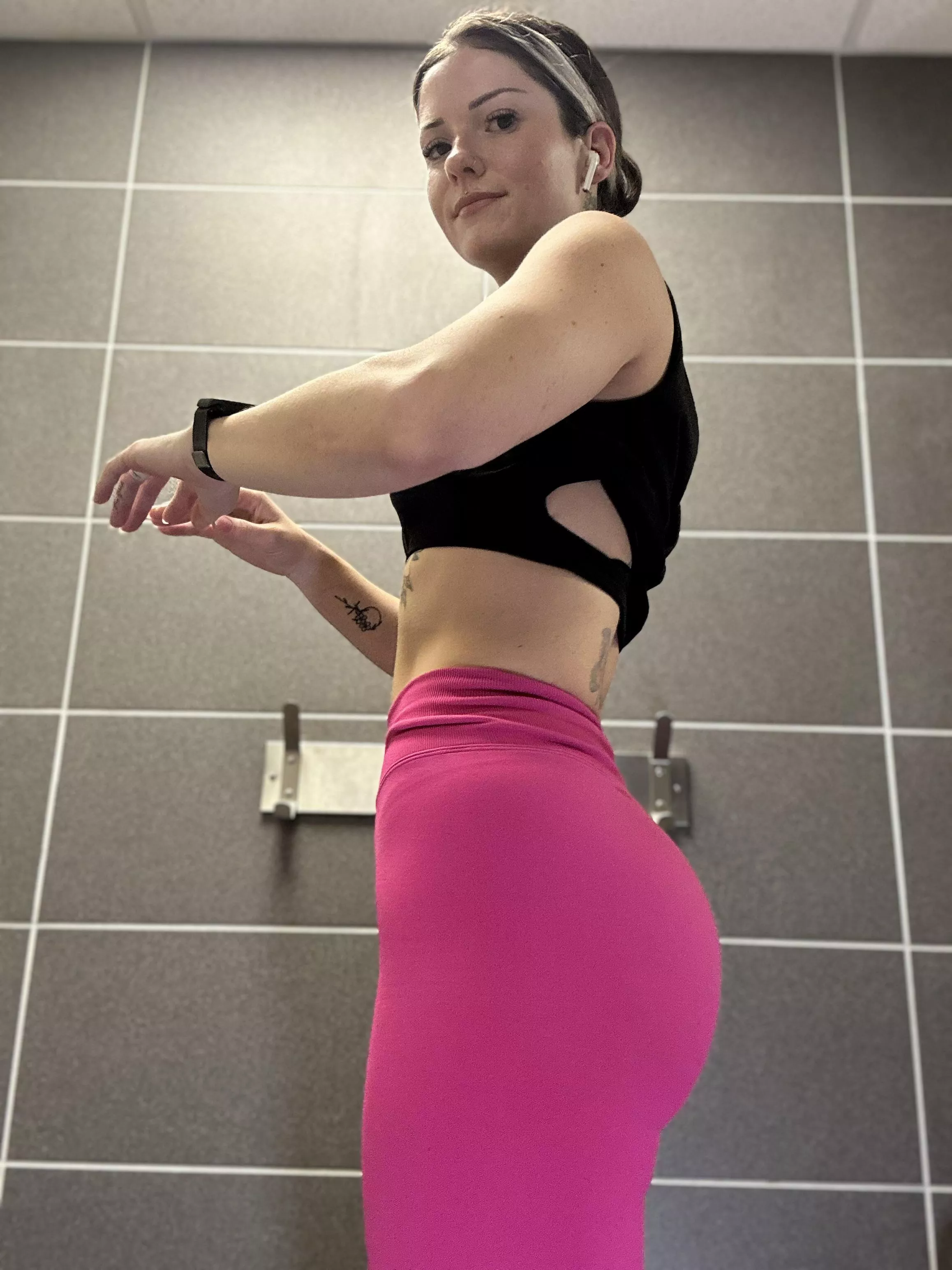 Side view of some pink leggings  posted by lolotaylor