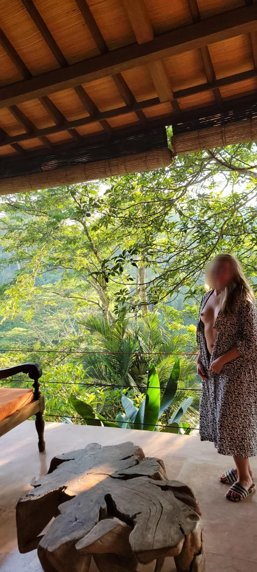 Couldnt keep in place while at the hotel lobby🫢. by FoundationSuper4691