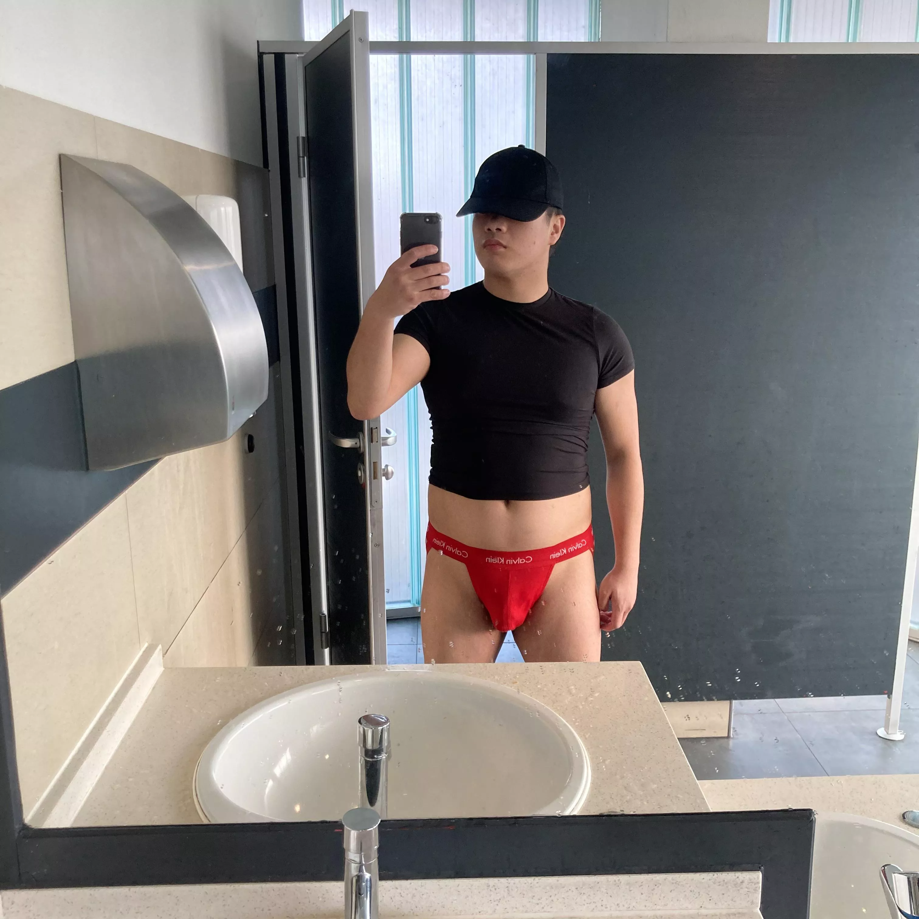 Flashing red 🔴🥵 posted by AsianSensationNL