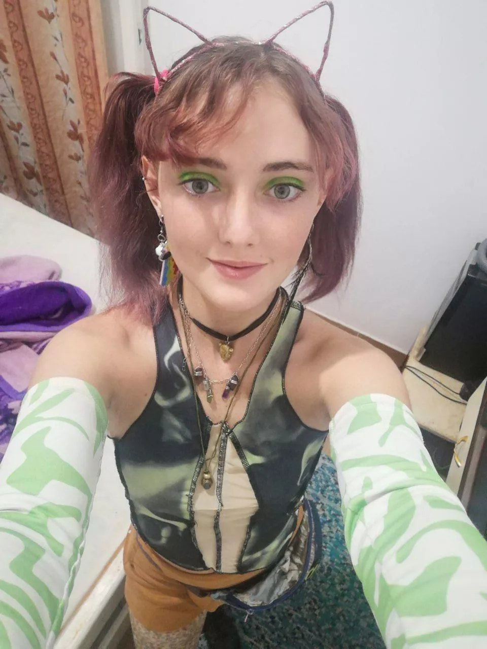 just chilling in my room, hows this look babe F18 posted by kissesglitter