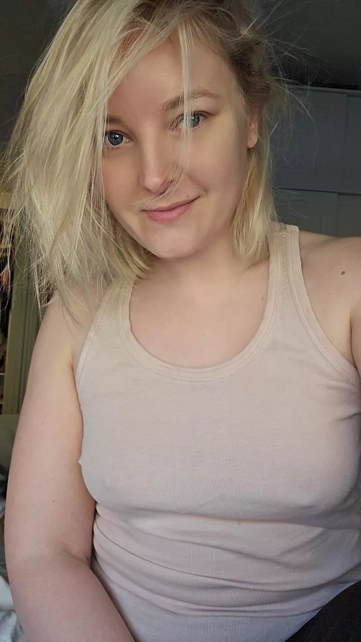 Just woke up, good morning 💋 posted by finmari