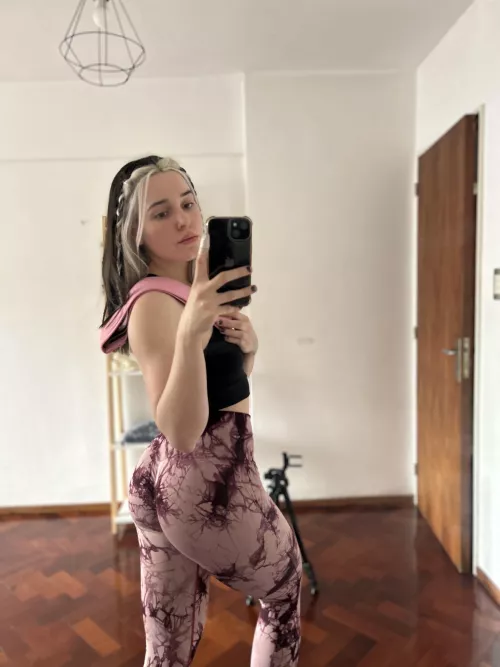 that’s my sweet ass in leggings by Betty_Luv