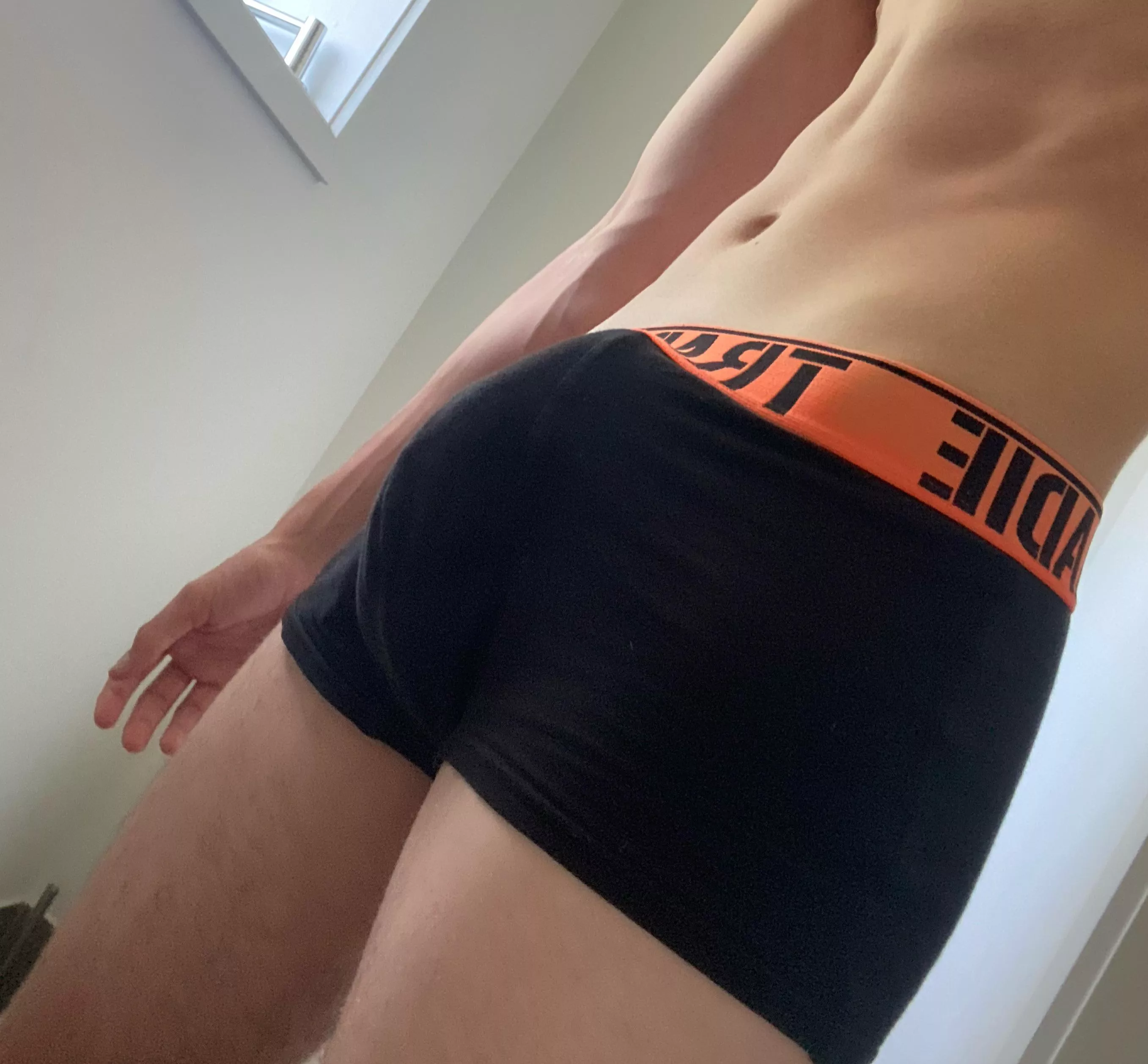 was in the gym doing a workout is it noticeable? 6’6 9” posted by Sad-Cardiologist-180