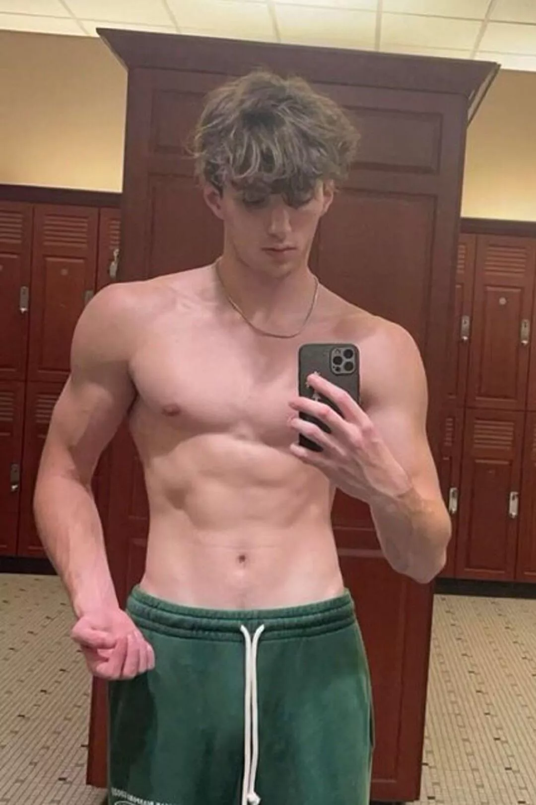 20 lookin for big fit muscle guys only send me pic of u flexing when u add me. Tyxler247 posted by Neat-Computer7566